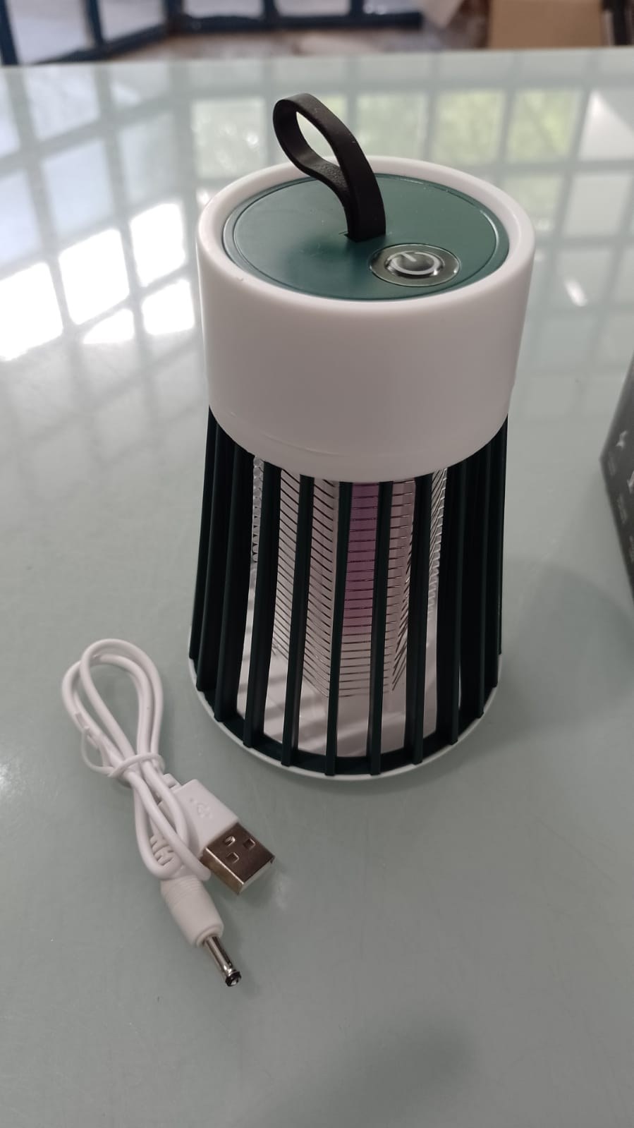 Zapper Pro con su cable de carga USB